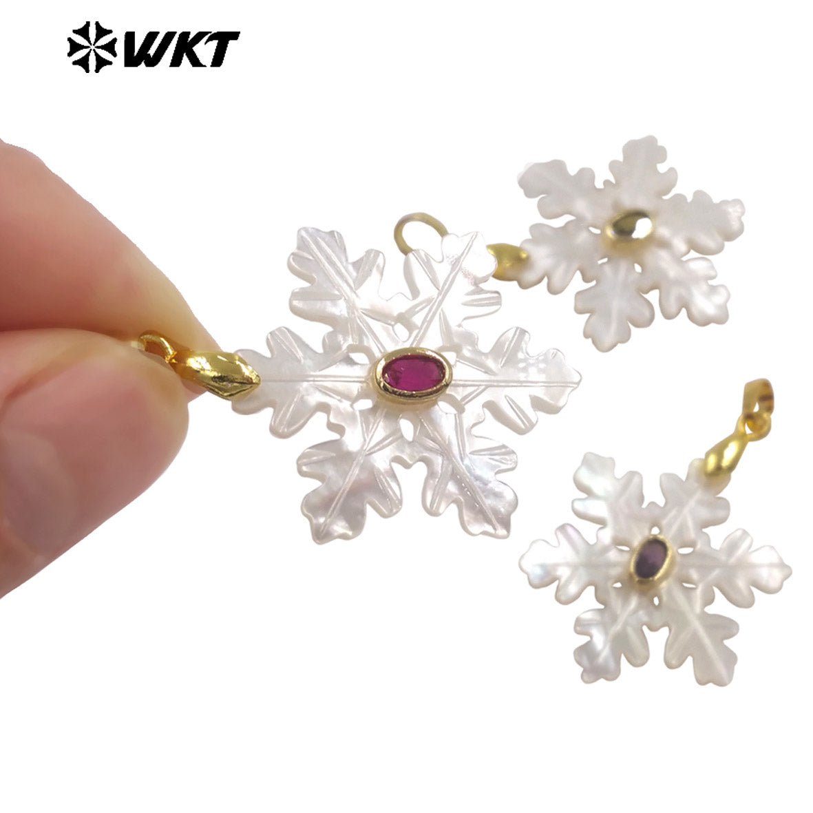 WT-JP520 Beautiful Style Colorful Zircon And Natural White Shell Carved Snowflake Shape Gold Pendant As Girl Jewelry Findings