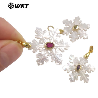 WT-JP520 Beautiful Style Colorful Zircon And Natural White Shell Carved Snowflake Shape Gold Pendant As Girl Jewelry Findings