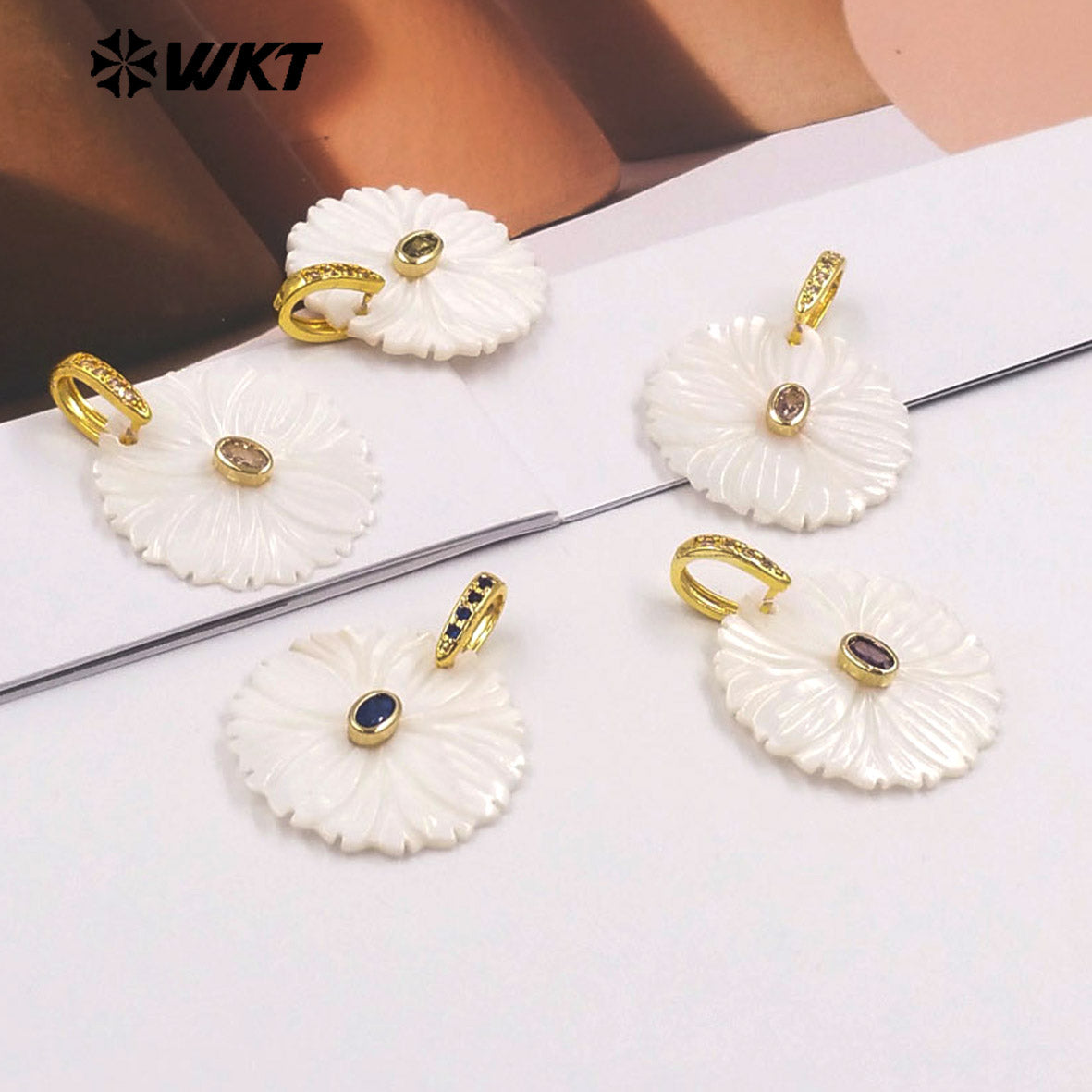 WT-JP481 Classic Design Colorful Zircon And White Shell Hand Carved Round Gold Pendant For Necklace Jewelry Making Accessory