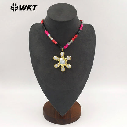 WT-JN402 Gorgeous Stone Beads Splicing Chain With Gold Plated Natural Freshwater Pearl Flower Pendant Necklace As Friend Gift