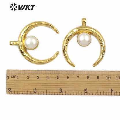 WT-JP107 New Design Bohemian Style Brass Crescent 18K Gold Plated with Middle Pearl Decoration Pearl Crescent Horn Pendant
