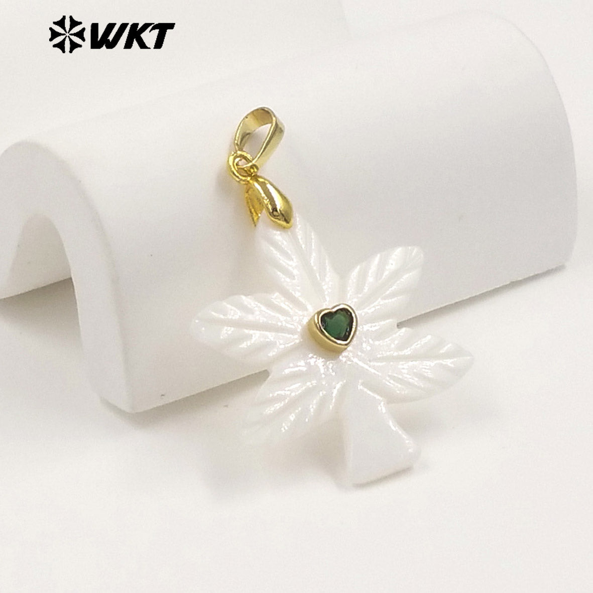 WT-JP523 Factory Wholesale Heart Zircon And Natural White Shell Carved Tree Shape Pendant For Friends Jewelry Gift Making