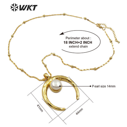 WT-JN079 Bohemian Style Sparkling Brass Crescent 18K Gold Plated With Middle Pearl Decoration Pearl Crescent Horn Necklace