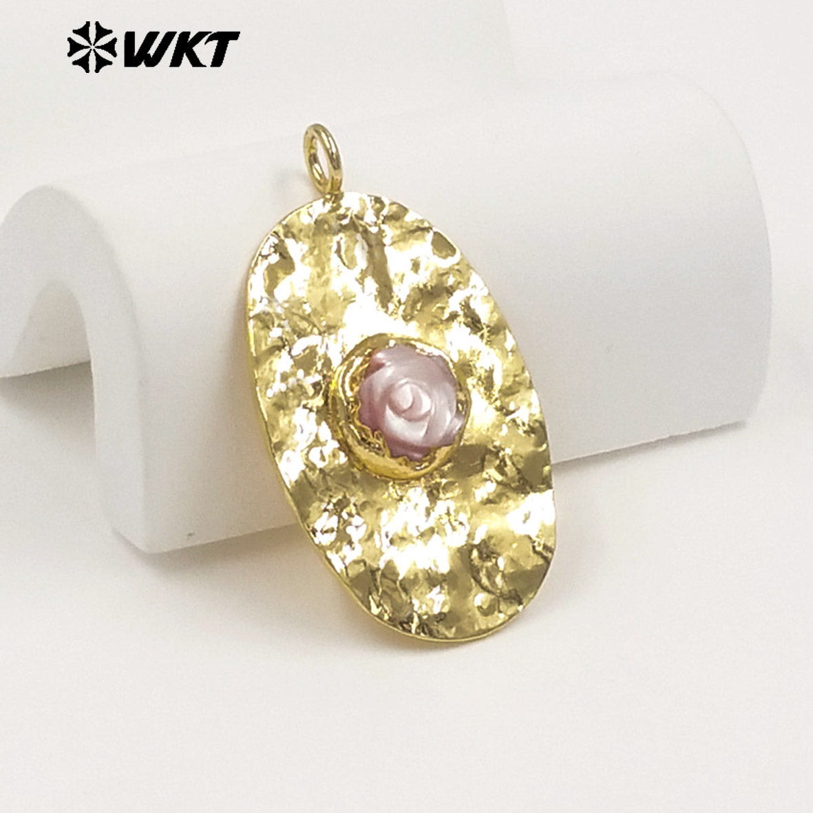 WT-JP519 Exquisite Vintage Style 18K Gold Plated Carved Shell Flower Charms Pendants For Lady Handmade Jewelry DIY Making