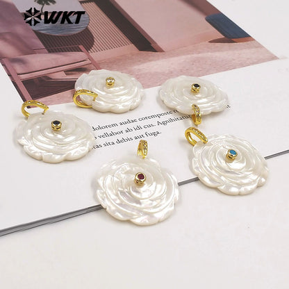 WT-JP474 High Quality Zircon Setting In Mother Of Pearl Hand Carved Flower Shape Gold Pendants As Necklace DIY Accessories