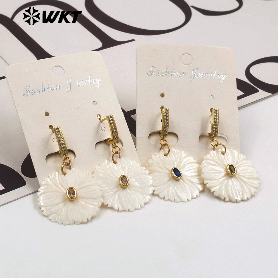 WT-MPE182 Minimalism Style Zircon Setting In Natural Shell Hand Carved Round Pendant Gold Earrings For Friends Jewelry