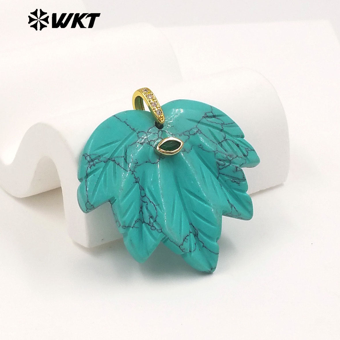 WT-P2136 Delicate Fashion Zircon And Natural Gemstones Carved Leaf Shape Gold Pendants For Lady Handmade Necklace Design
