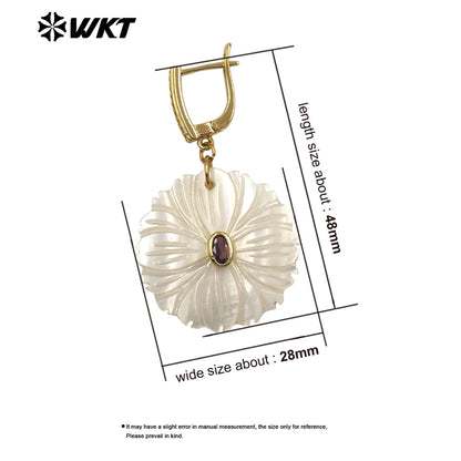 WT-MPE182 Minimalism Style Zircon Setting In Natural Shell Hand Carved Round Pendant Gold Earrings For Friends Jewelry