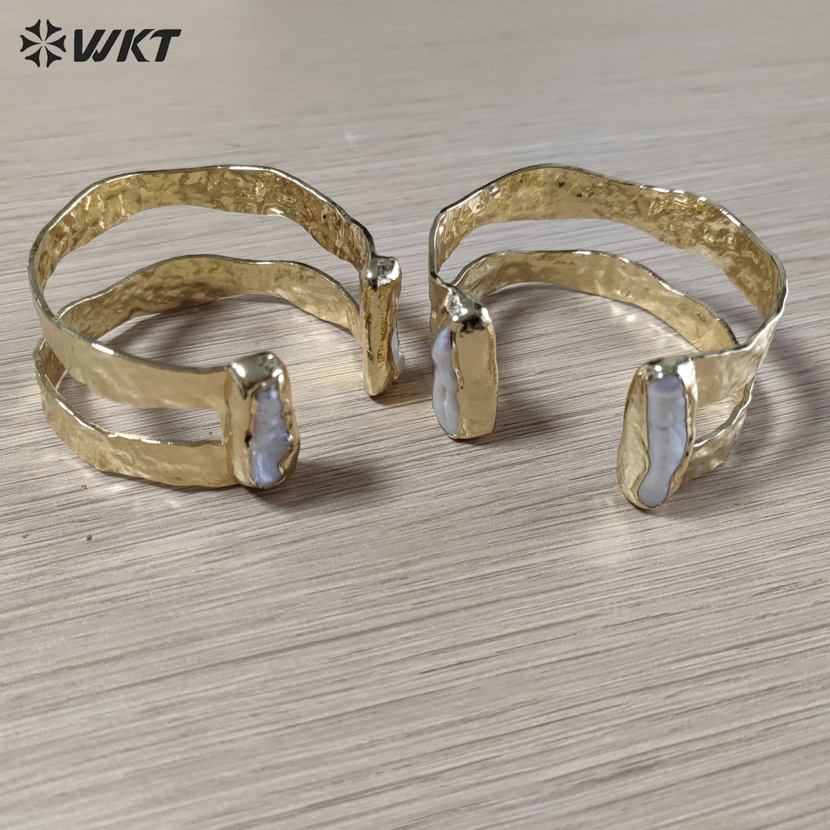WT-B656 Wholesale Fashion New Gold Plated Resist Tarnishable Multi Stone Setting Freshwater Pearl and Amazonite Bangle