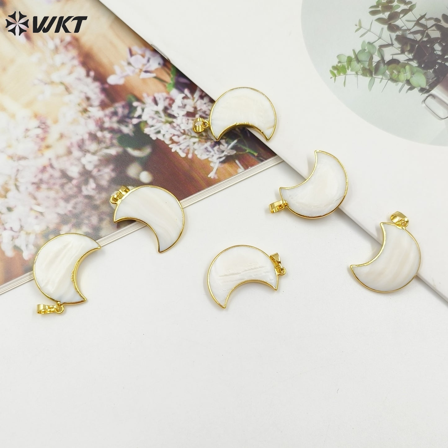 WT-P1137 New Arrival Wholesale High Quality Pure Pearl Moon Pendant with 18K Gold Chic Generous for Gift