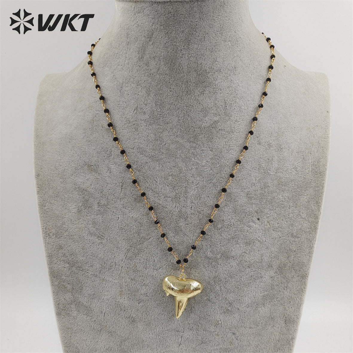 WT-N227 Wholesale Fashion 18k Gold Plated Natural Shark Tooth Necklace with Black Rosary Beads Real Teeth Bone Necklace
