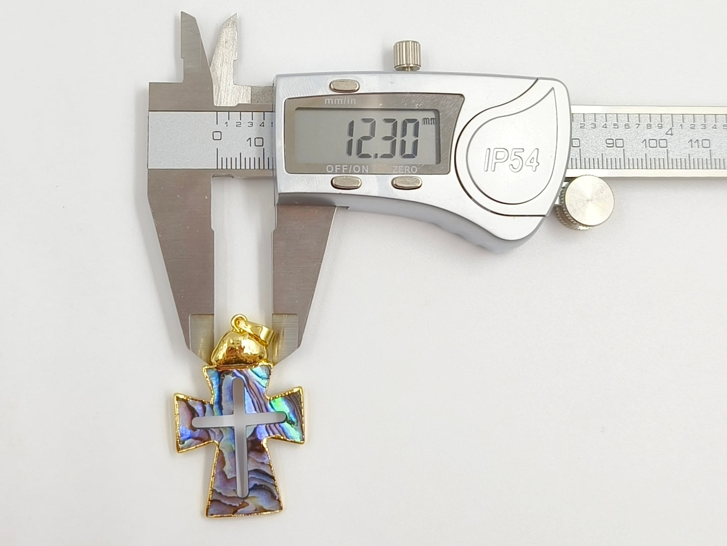 WT-JP422 Wholesale Vintage Style Natural Shell Gold Plated Cross Shape Middle Hollow Pendant For Unique Necklace Handmade