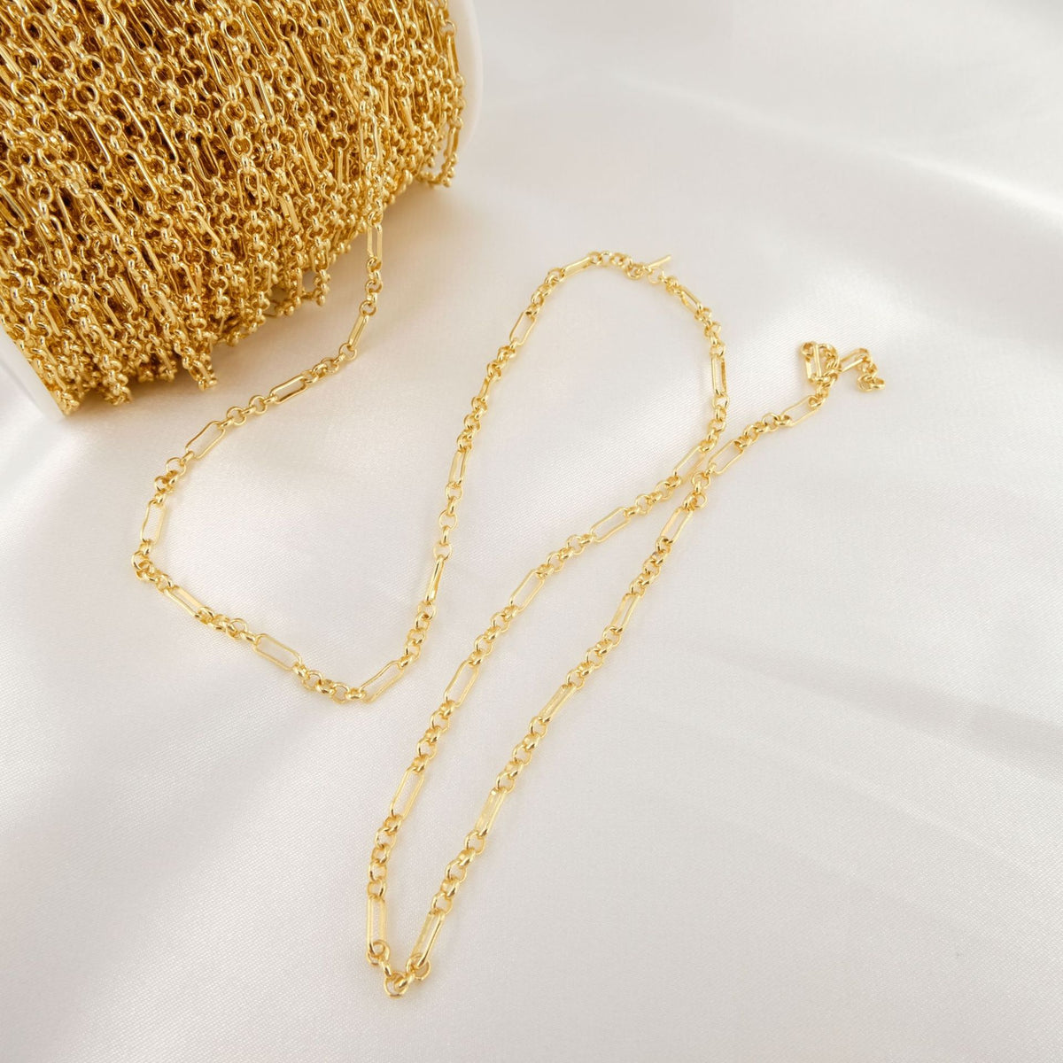 WT-BC215 Fashion 18K Color Retaining Engraved Pearl Clip Chain With Copper Plated Genuine Gold Batch Pattern Oval 8-shaped