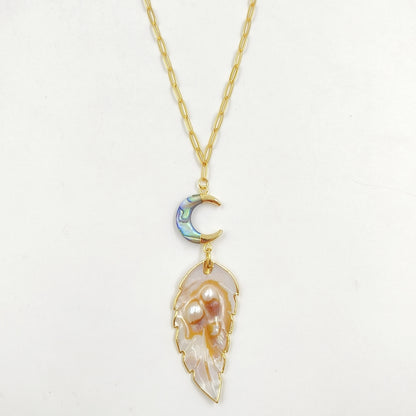 WT-JN308 New Design Fantastic 18K Gold Plated Moon Leaf Shaped Irregular Natural Shell Necklace for Women As Anniversary Gift