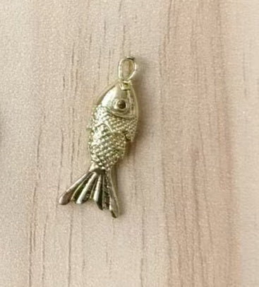 WT-MP322 High Quality Ocean Series Multi Designs Yellow Brass Gold Electroplated Metal Fish Shape Pendants As Jewelry Findings