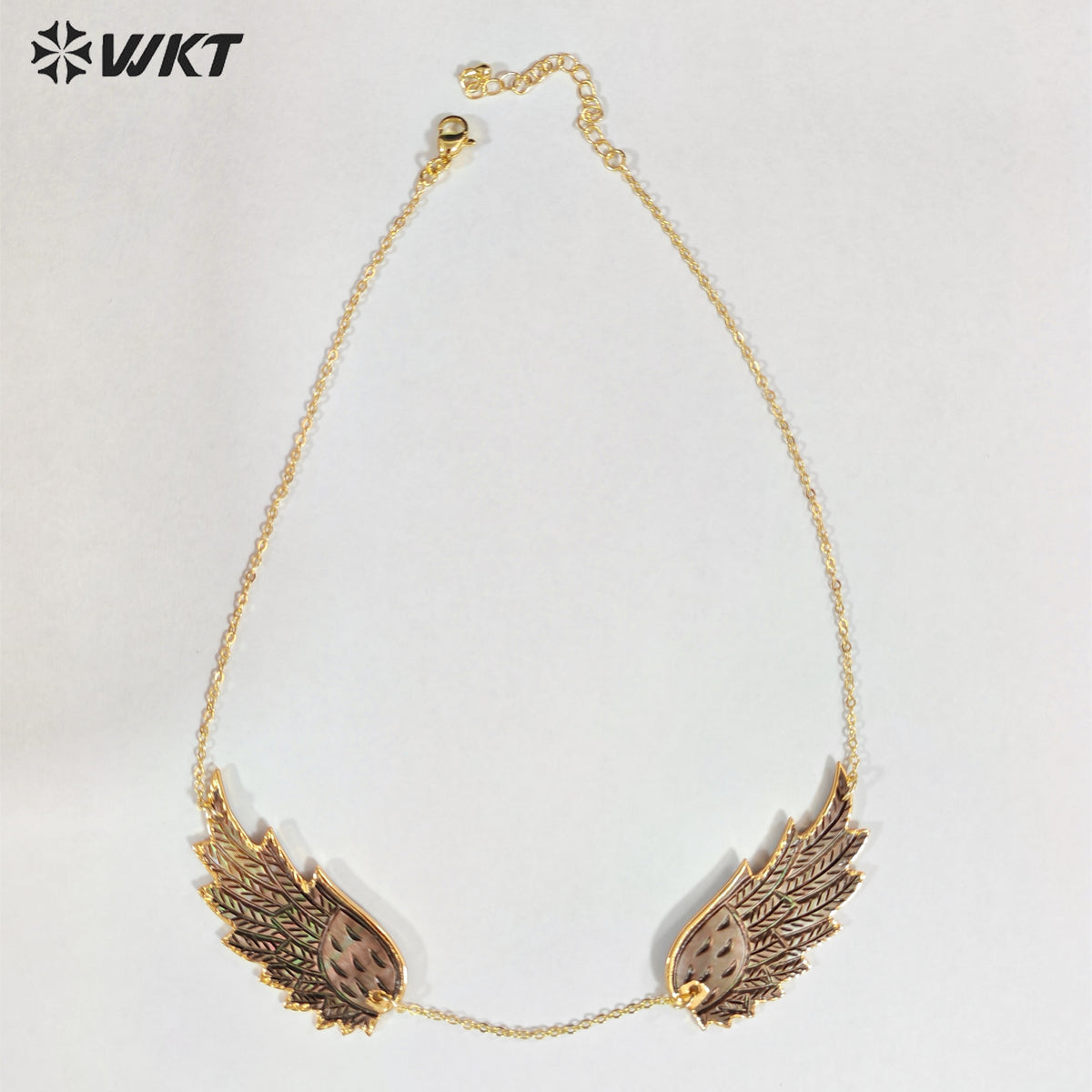 WT-JN385 New Arrival 18K Gold Plated Natural Shell Hand Carved Feathers Shape Pendants Necklace For Lady Fashion Jewelry