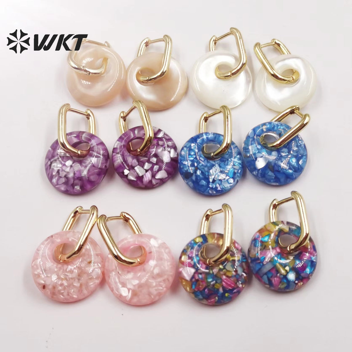 WT-MPE074 Women's Earring Gifts Adorable Petite Shell with Enamel Earrings Colorful Round Pendant 18k Real Gold Plated Earrings