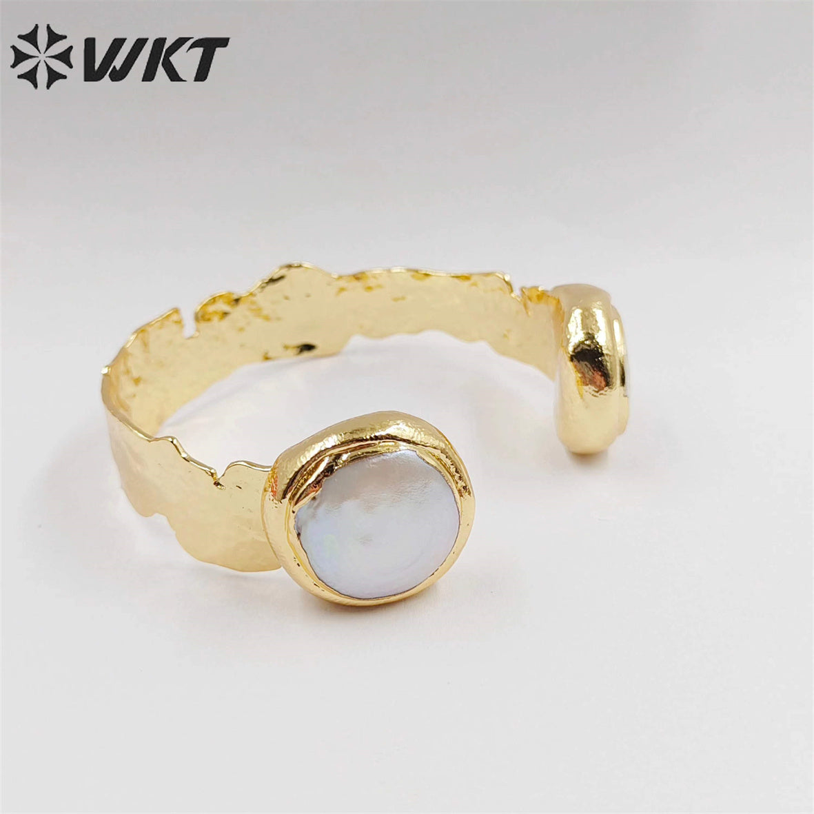 WT-MPB045 Adjustable Fashion Elegant Women Pearl Yellow Brass Bangle New Design with 18k Gold Plated Bangle Pearl Bangle
