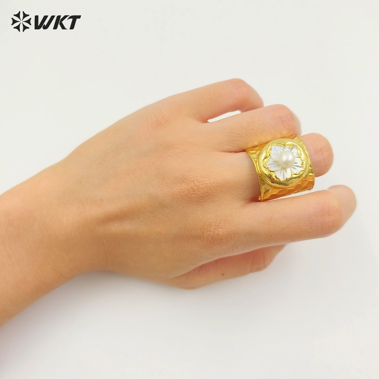 WT-MPR120 Hot Elegant 18K Gold Plated and Silver Delicate Flower Pearl Special Grain Ring for Stylish Women As Daily Decoration