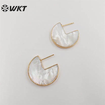 WT-MPE077 Wholesale Gold Plated Natural MOP Shell Earring Women Crescent Horn Earring for Wedling or Office Style Earrings