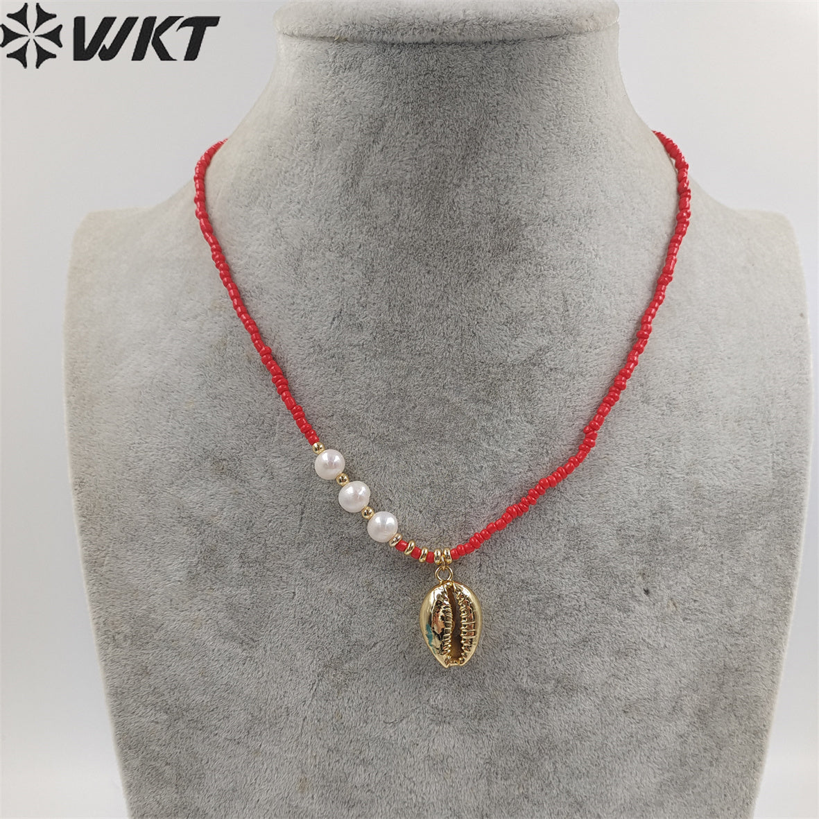 WT-JN211 Women Chic Vintage Summer Natural Sea Cowrie Necklace 2mm Tiny Ceramic Beads 16 Inch Long Conch Shell Charm Necklace