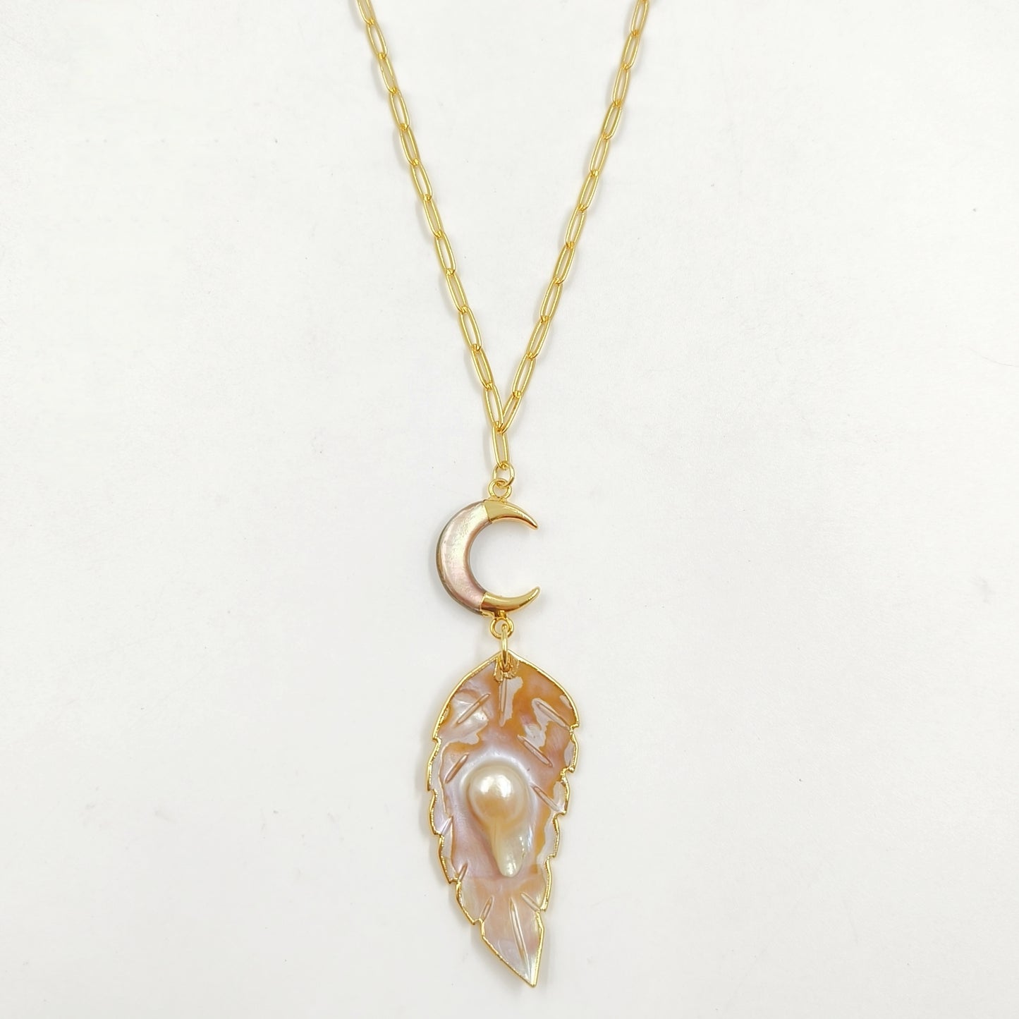 WT-JN308 New Design Fantastic 18K Gold Plated Moon Leaf Shaped Irregular Natural Shell Necklace for Women As Anniversary Gift