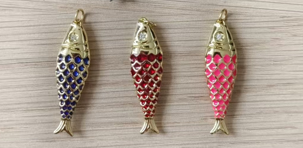 WT-MP322 High Quality Ocean Series Multi Designs Yellow Brass Gold Electroplated Metal Fish Shape Pendants As Jewelry Findings