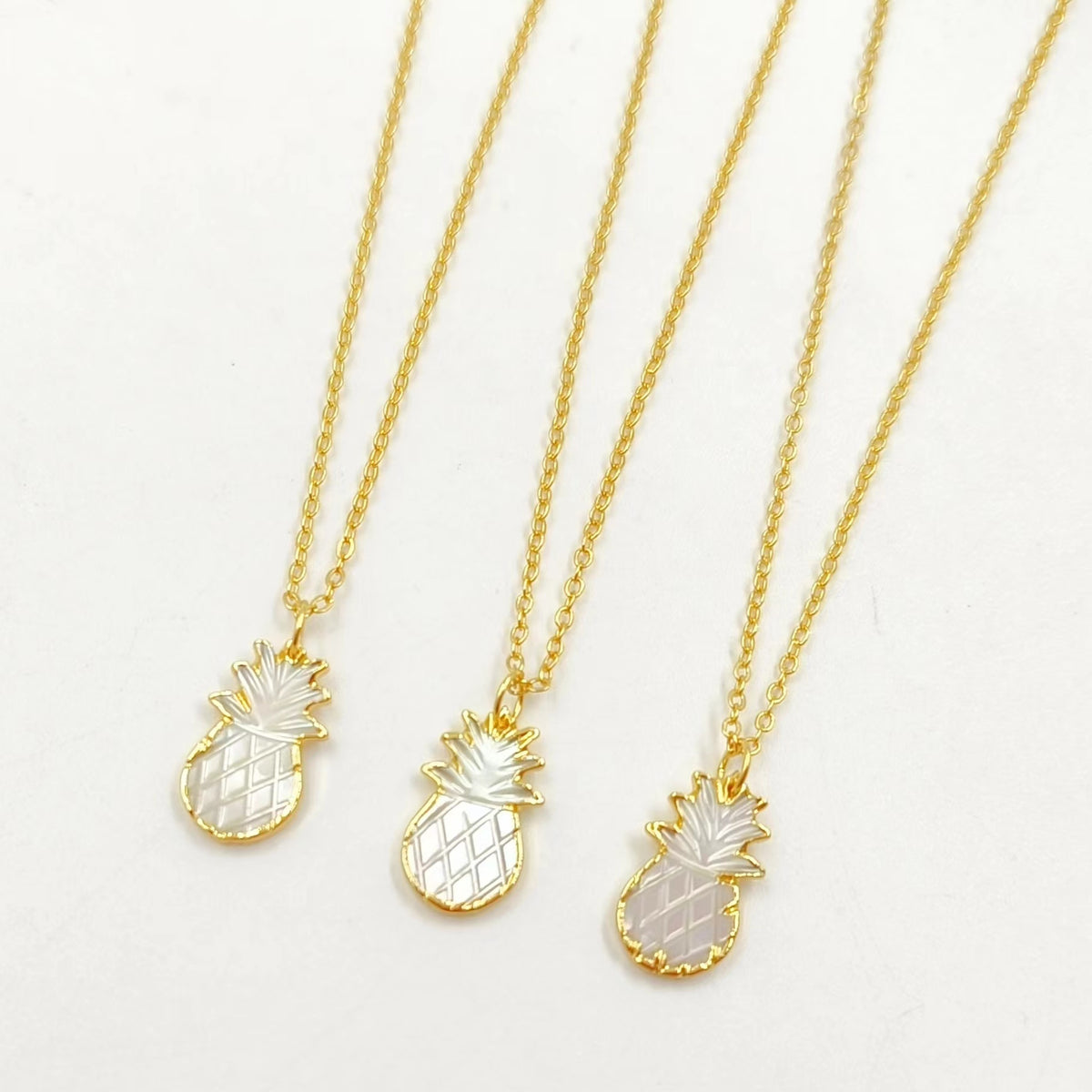 WT-N1082 WKT Wholesale Hot Natural White Yellow Shell Charm Carved 24k Real Gold Plated Tiny Shell Pineapple Necklace