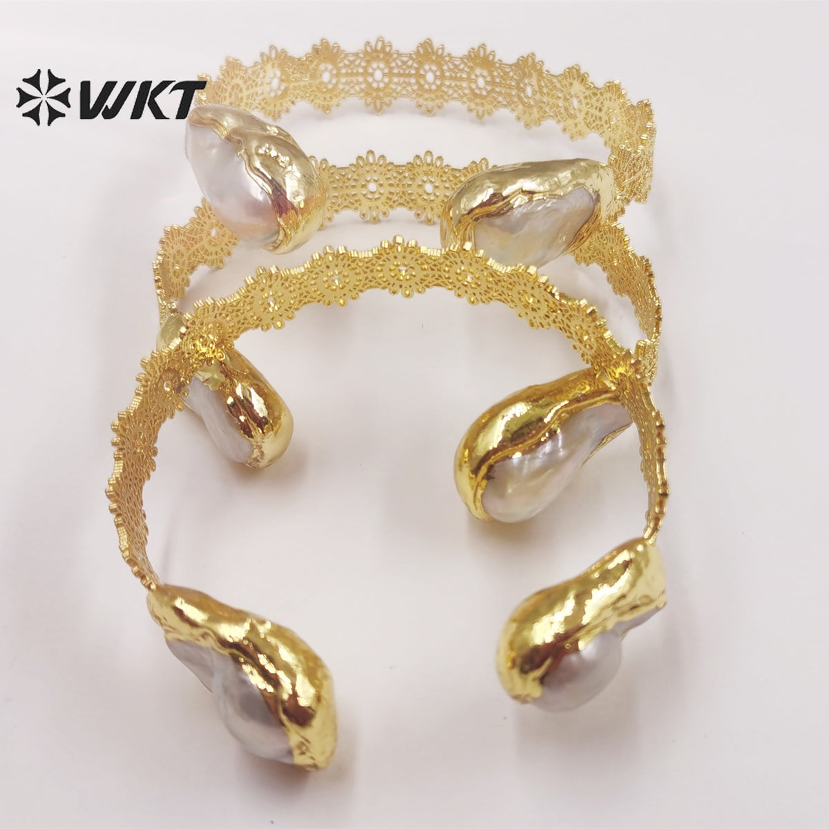 WT-MPB055 Delicate Design Bagnles Engraved Flower Brass 18k Real Gold Plated Bangles Vintage Design Sense Natural Pearl Bangles