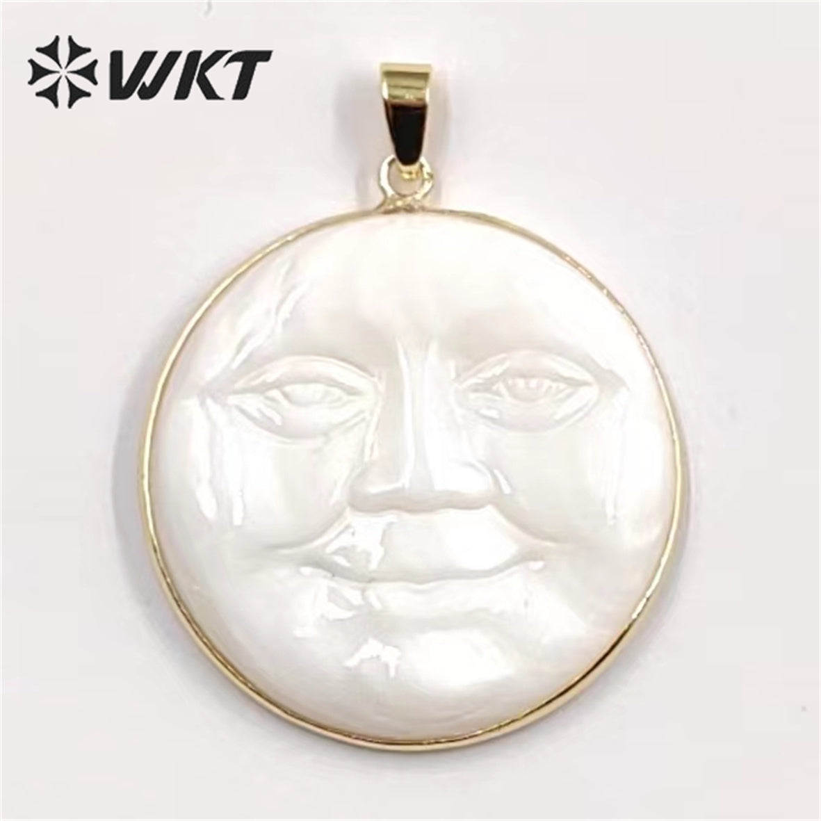 WT-JP334 Big Size 35MM Natural White Shell Sun Pendant Gold Bezel Unique Energy Hand Carved Smile Pendant for Necklace