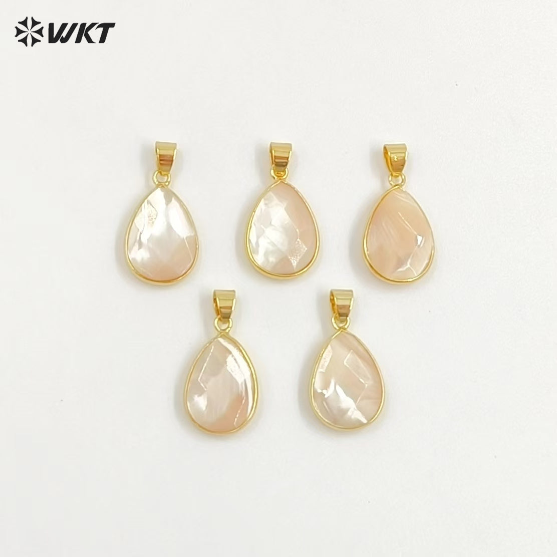 WT-JP182 Hot Sales Round Bezel Setting Shell Pendant 18k Gold Plated Stylish Women Charm Jewelry Natural Gold Shell Pendant