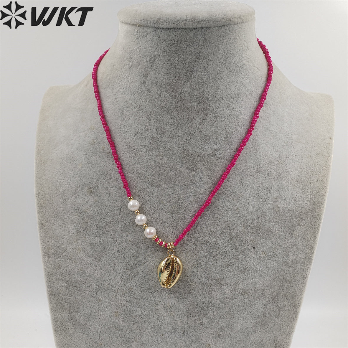 WT-JN211 Women Chic Vintage Summer Natural Sea Cowrie Necklace 2mm Tiny Ceramic Beads 16 Inch Long Conch Shell Charm Necklace
