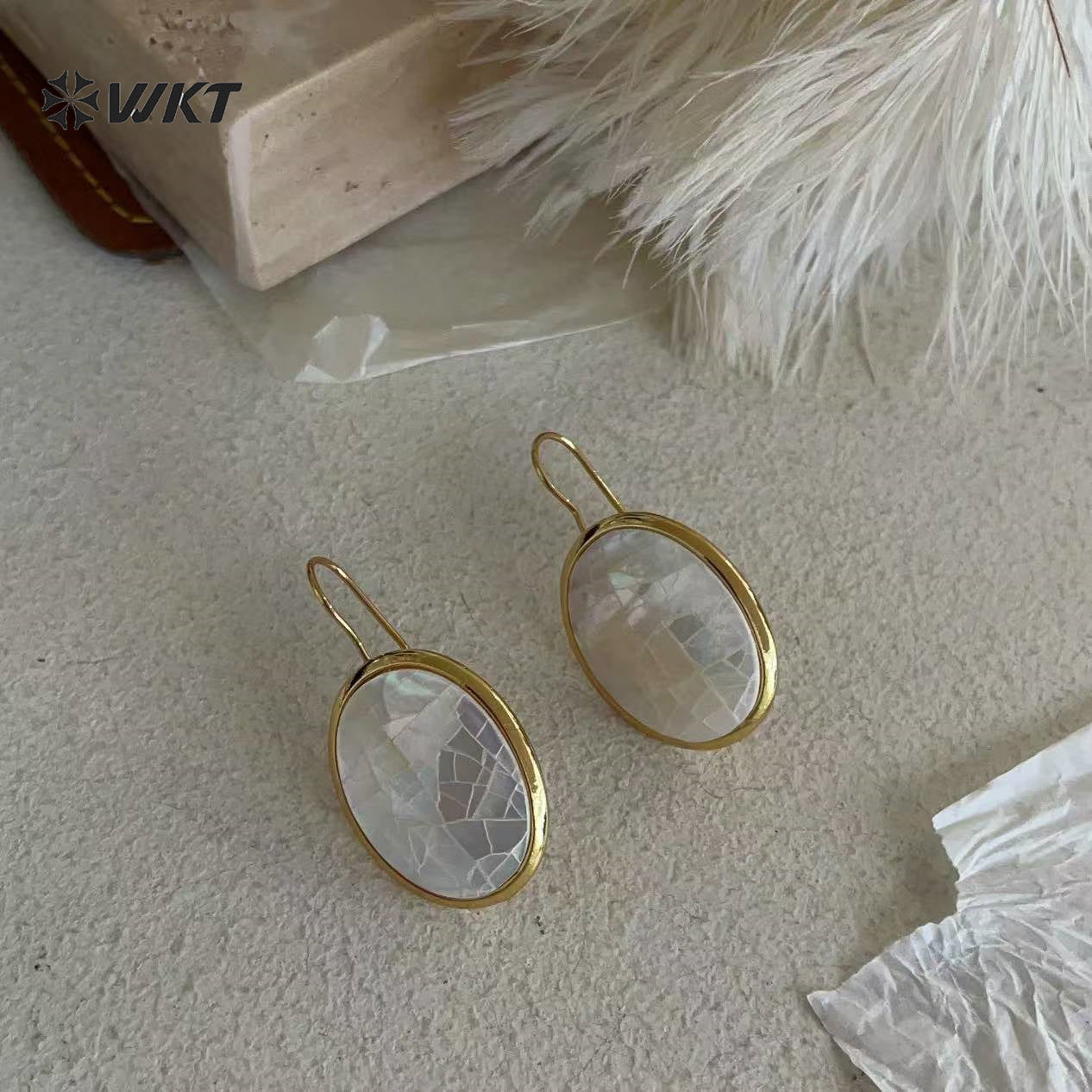 WT-MPE186 High Quality Simple Classic 18K Gold Plated Mabe Shell Oval Crack Earrings For Women Daily Matching Accessory