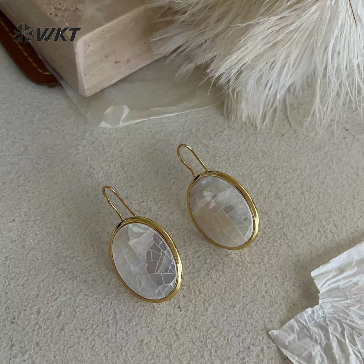 WT-MPE186 High Quality Simple Classic 18K Gold Plated Mabe Shell Oval Crack Earrings For Women Daily Matching Accessory
