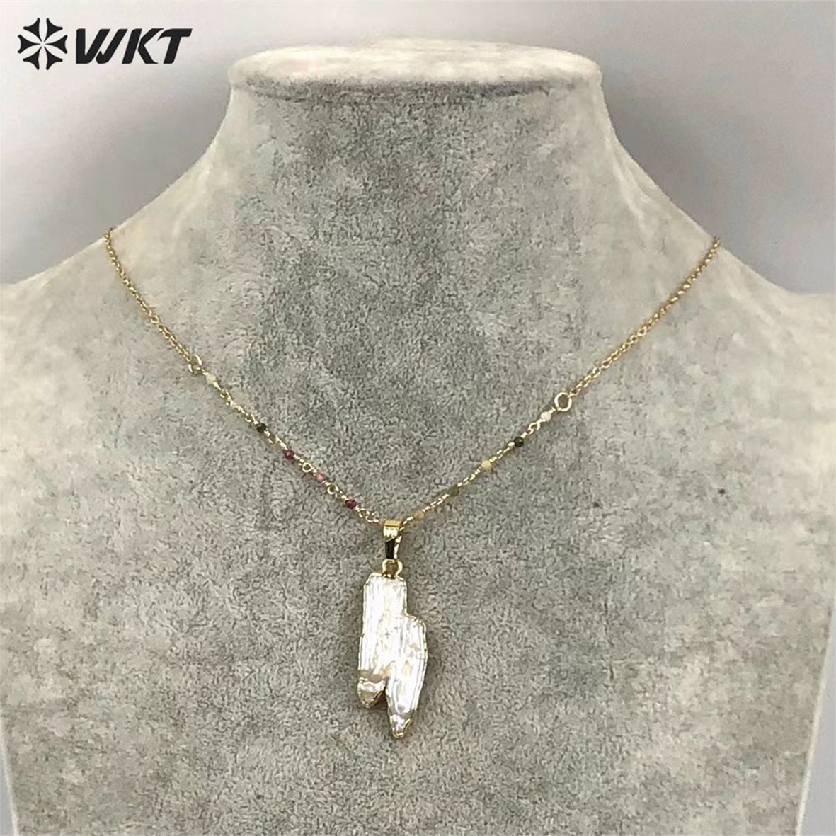 WT-JN173 WKT Newest Fashion White Shell Pendant Necklace Gold Electroplated with Mini Gemstones Chain Lady Pearl Necklace