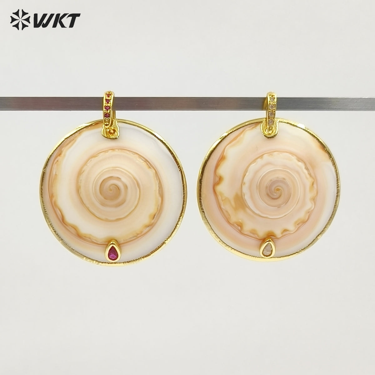 WT-JP486 Trendy Design 18K Gold Electroplated Natural Shell With Colorful Zircon Pendants For Women Popular Jewelry Making