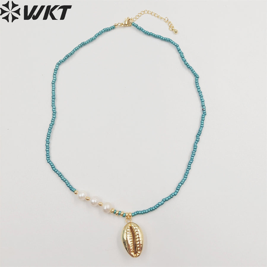 WT-JN211 Women Chic Vintage Summer Natural Sea Cowrie Necklace 2mm Tiny Ceramic Beads 16 Inch Long Conch Shell Charm Necklace
