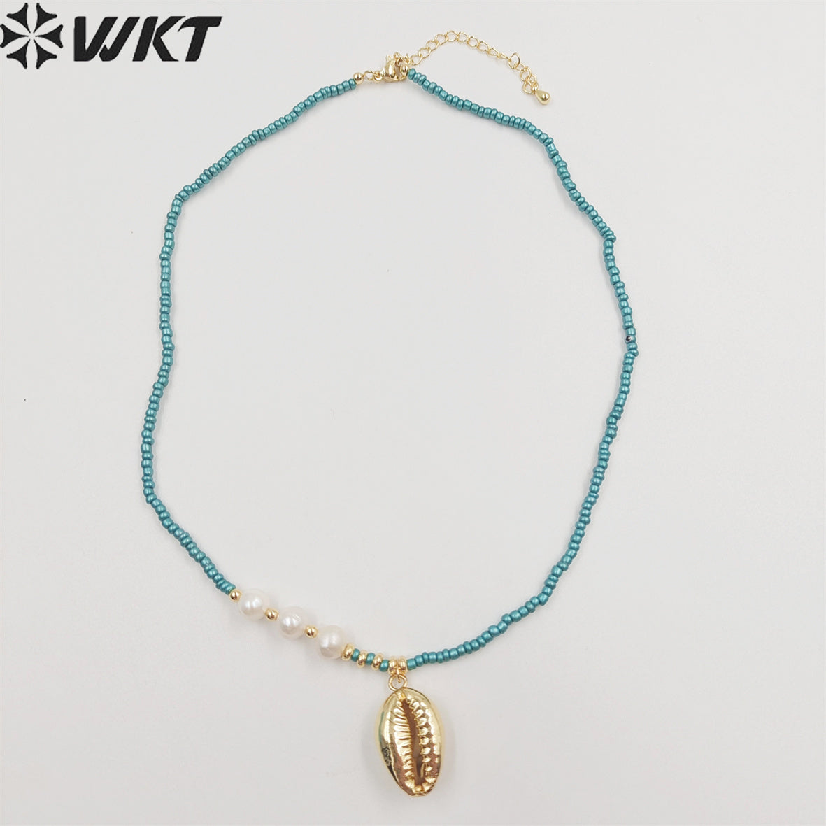 WT-JN211 Women Chic Vintage Summer Natural Sea Cowrie Necklace 2mm Tiny Ceramic Beads 16 Inch Long Conch Shell Charm Necklace