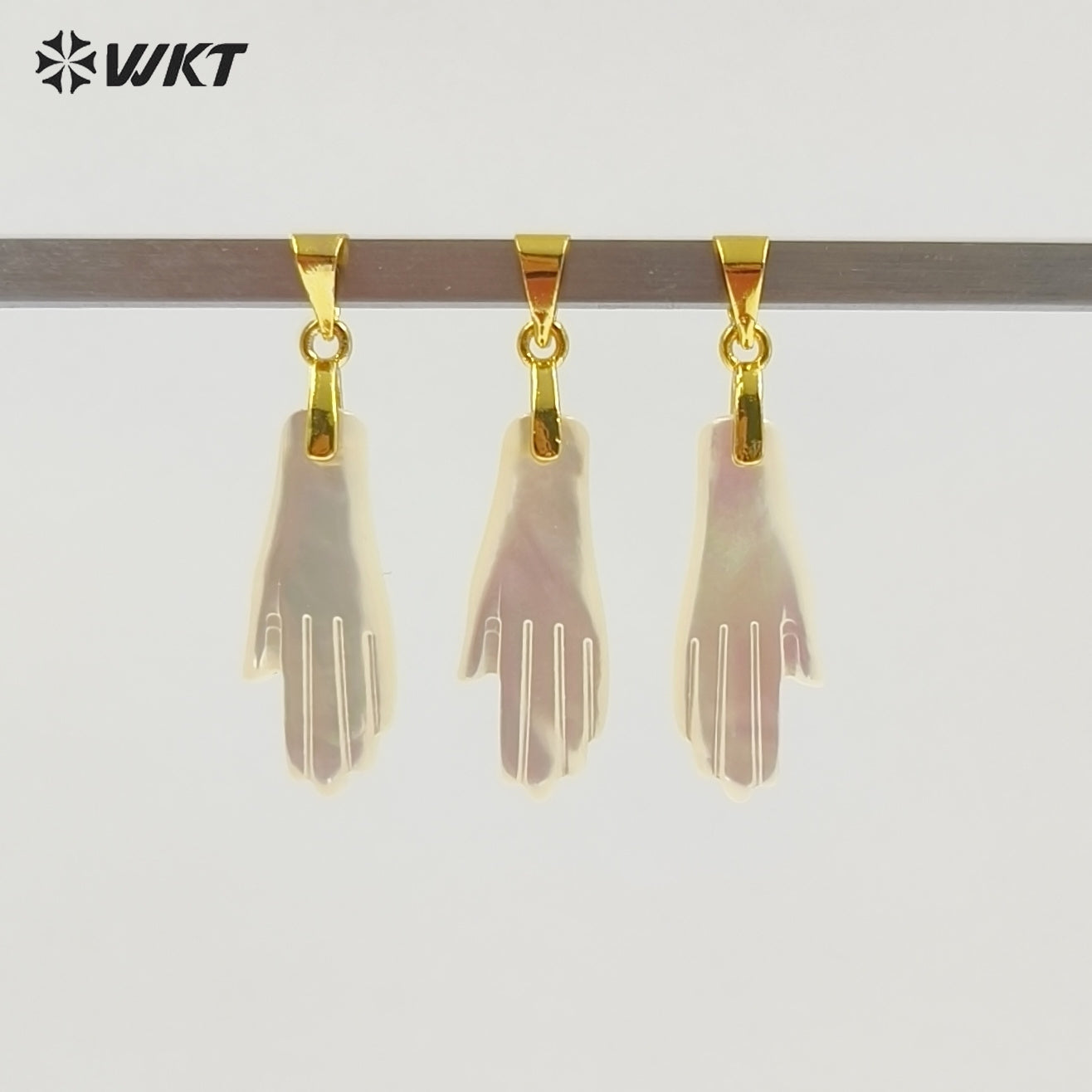 WT-JP502 Simple Classic Design Mother Of Pearl Carved Hand Shape Little Gold Pendant For Lovely Women Earrings Making