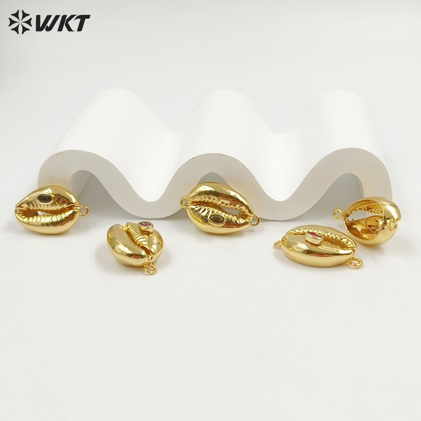 WT-P2131 Popular Fashion Gold Plated Cowrie Shell And Zircon Pendant With Double Hoops As Lady Bracelet Jewelry Accessory