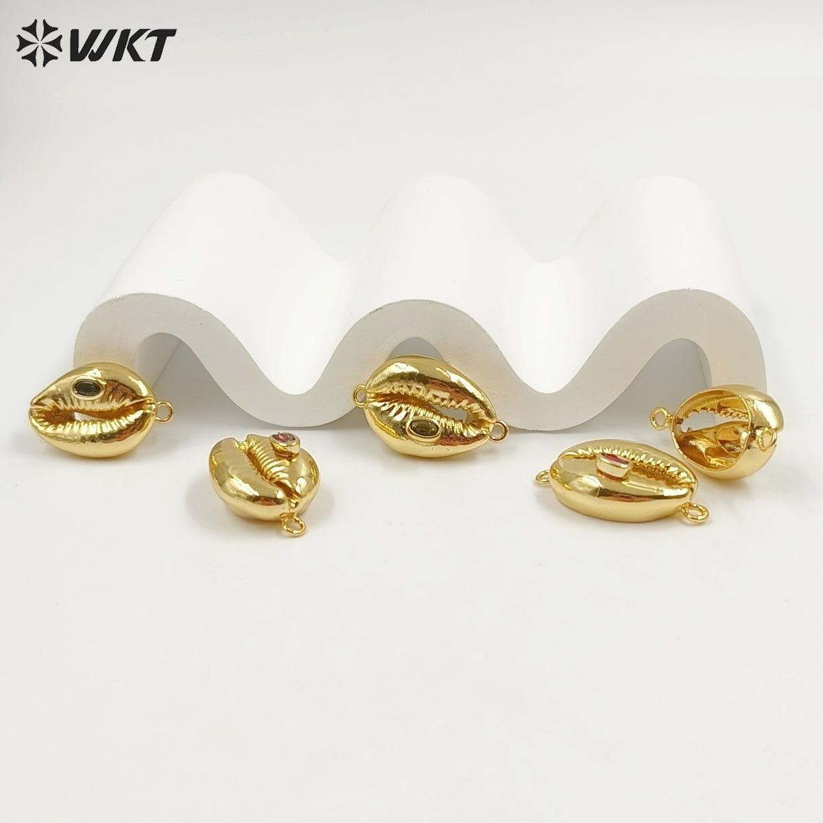 WT-P2131 Popular Fashion Gold Plated Cowrie Shell And Zircon Pendant With Double Hoops As Lady Bracelet Jewelry Accessory
