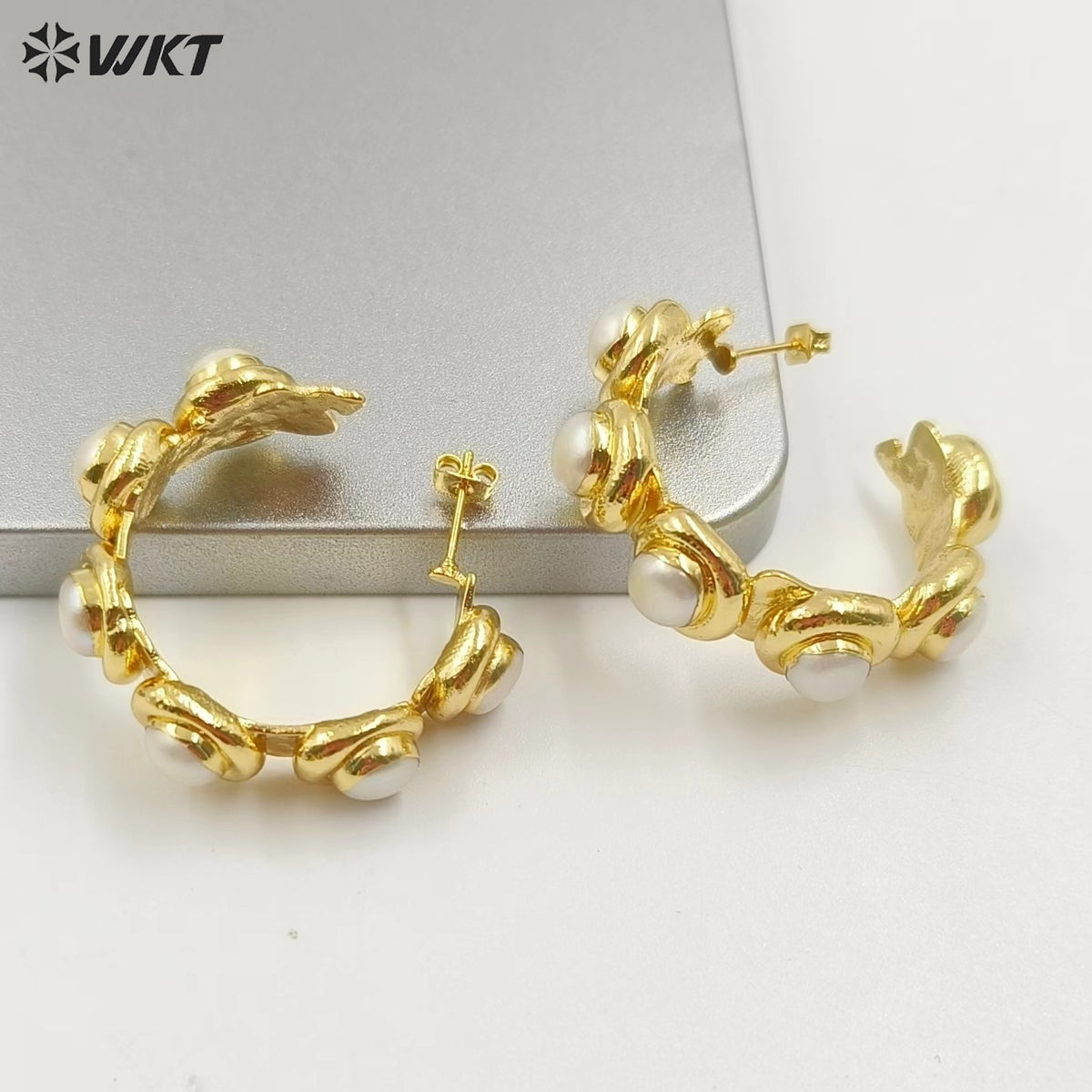WT-MPE054 Amazing Gorgeous Gold Electroplated Assemble Natural Freshwater Pearl Hoop Earrings Studs for Women in C Shape Earring