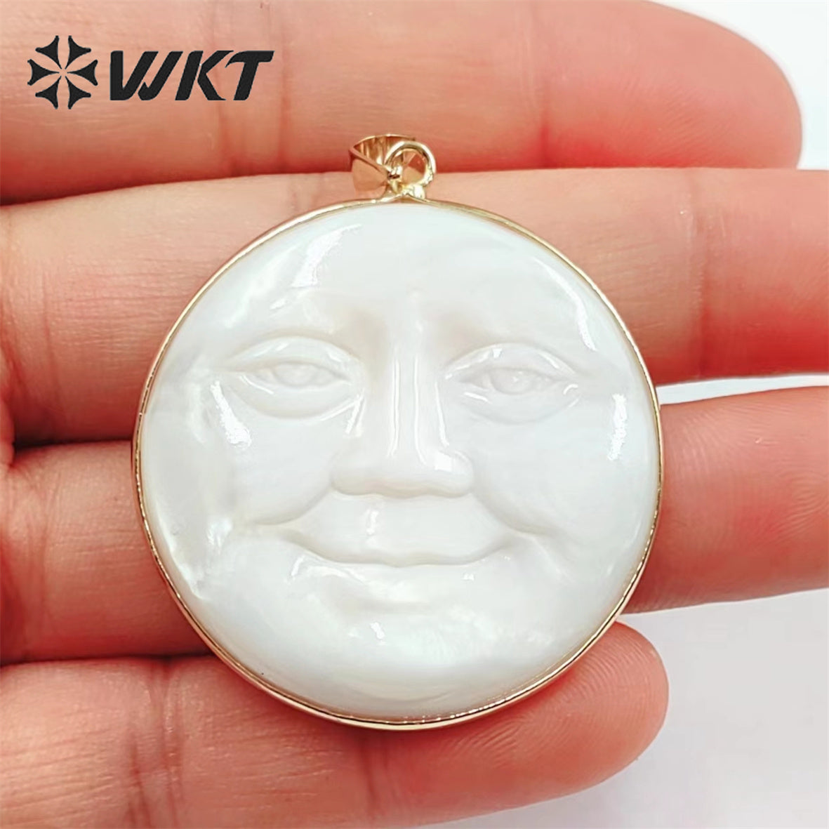 WT-JP334 Big Size 35MM Natural White Shell Sun Pendant Gold Bezel Unique Energy Hand Carved Smile Pendant for Necklace