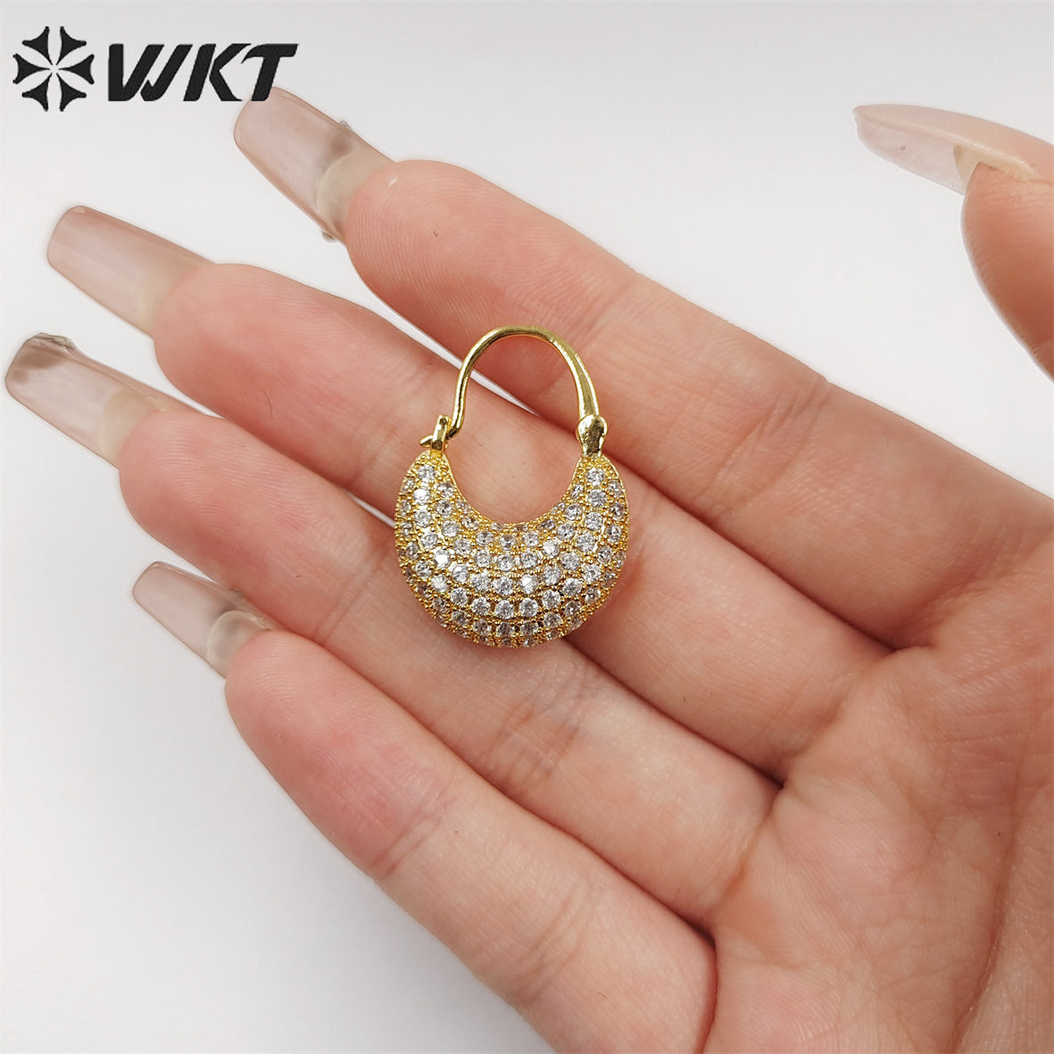 WT-ME086 Wholesale Newest Design Micropaved Cubic Zircon Setting Destiny Moon Shape Clasp Earrings Lady CZ Earrings