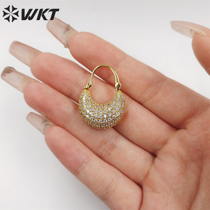 WT-ME086 Wholesale Newest Design Micropaved Cubic Zircon Setting Destiny Moon Shape Clasp Earrings Lady CZ Earrings