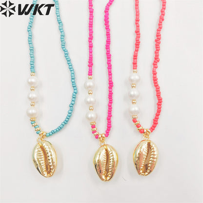 WT-JN211 Women Chic Vintage Summer Natural Sea Cowrie Necklace 2mm Tiny Ceramic Beads 16 Inch Long Conch Shell Charm Necklace