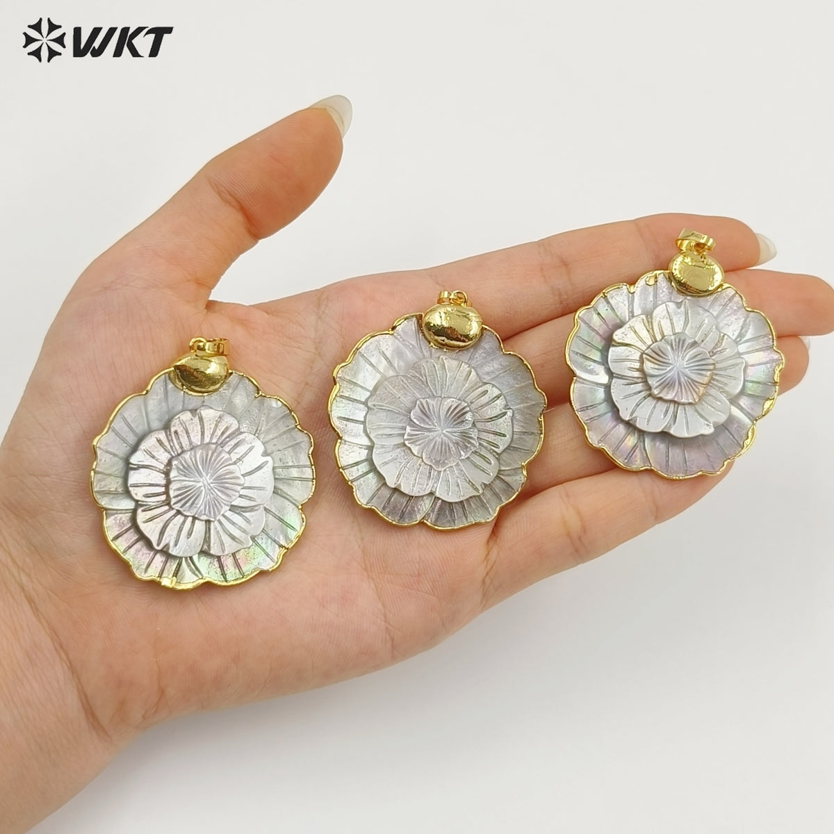 WT-JP442 Good Quality 18K Gold Plated Three Layers Leaves Natural Shell Flower Shape Pendant As Women Necklace DIY Accessories