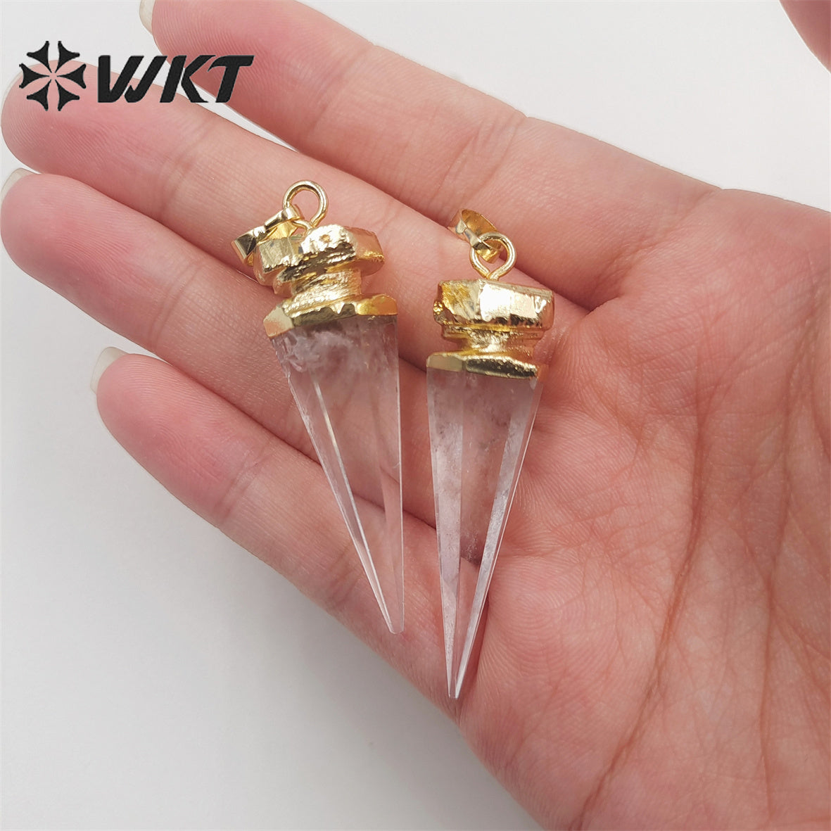 WT-P1850 Wholesale Fashion Energy Crystal Quartz Point Pendant Natural Clear Crystal Stone Jewelry Pendants Long Bullet Pendant