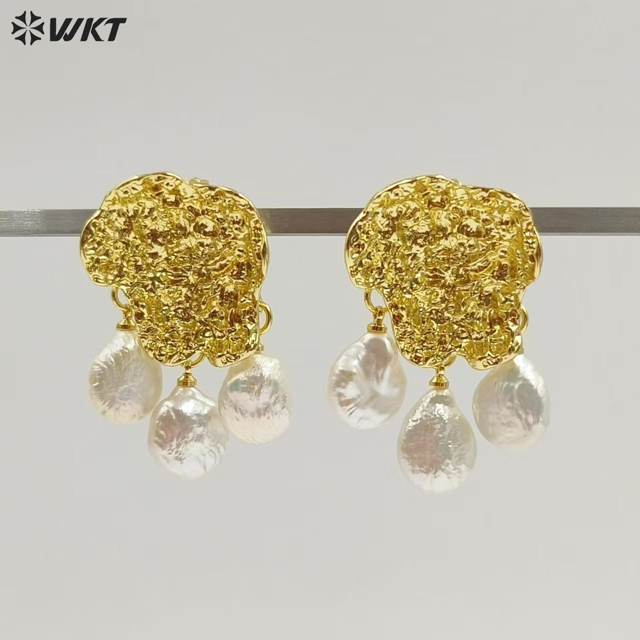 WT-MPE173 Delicate Gold Plated Metal And Natural Three Freshwater Pearls Flower Shape Drop Earrings For Lady Wedding Gift