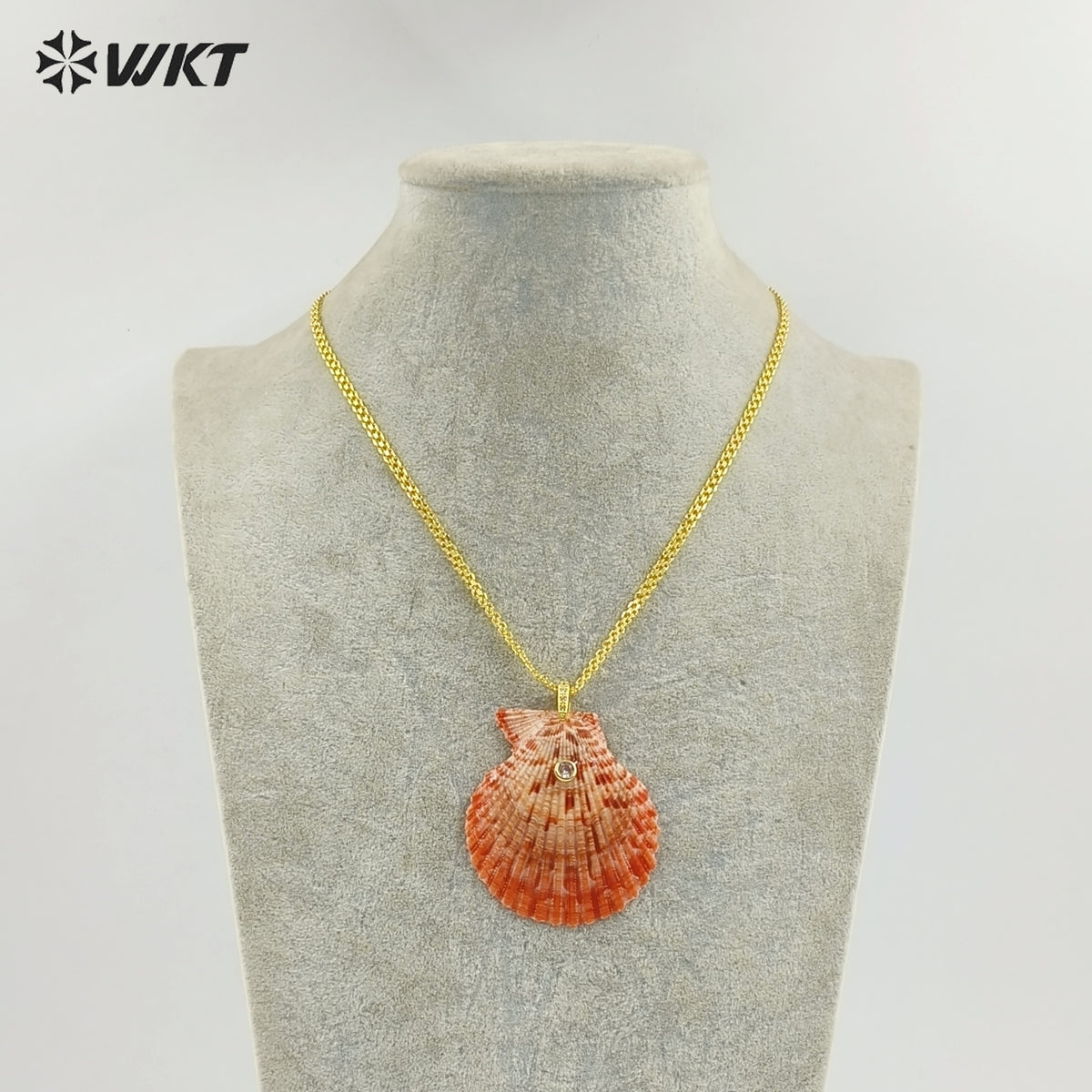 WT-JN396 Beautiful Popular Zircon And Natural Colors Scallop Shell Pendants Necklaces For Women Summer Beach Matching Accessory